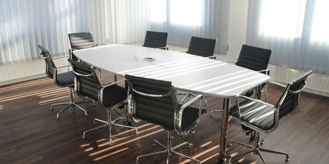 Cómo elegir la sala de juntas ideal para tus reuniones en Panamá
